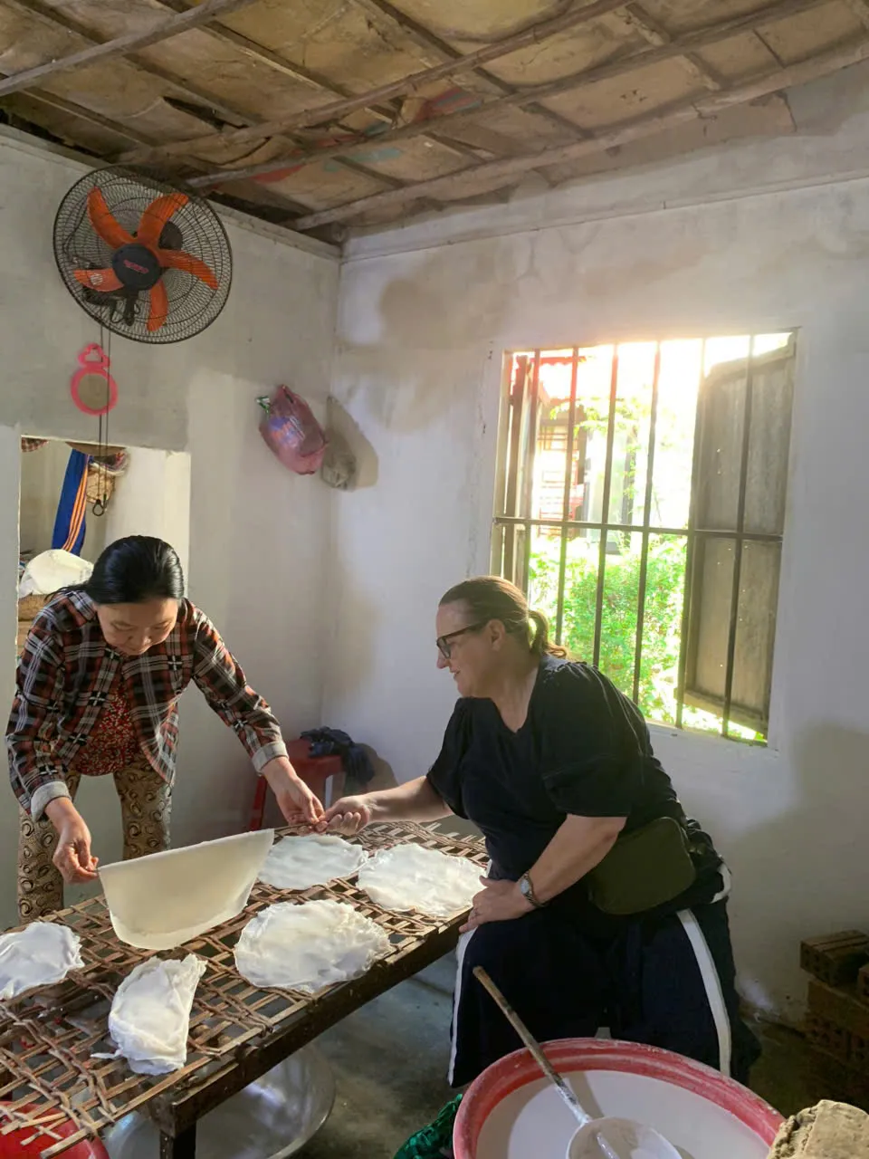 Tra Que herb farmer guiding visitors during the handicraft tour